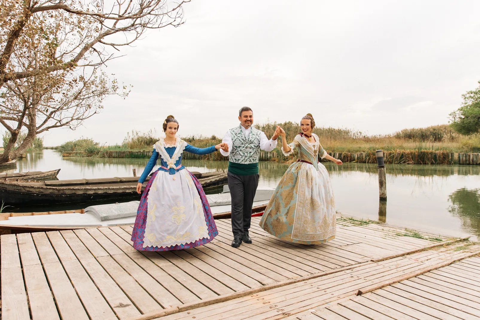 Representantes falleros sonrientes vestidos de fallero - Foto 18