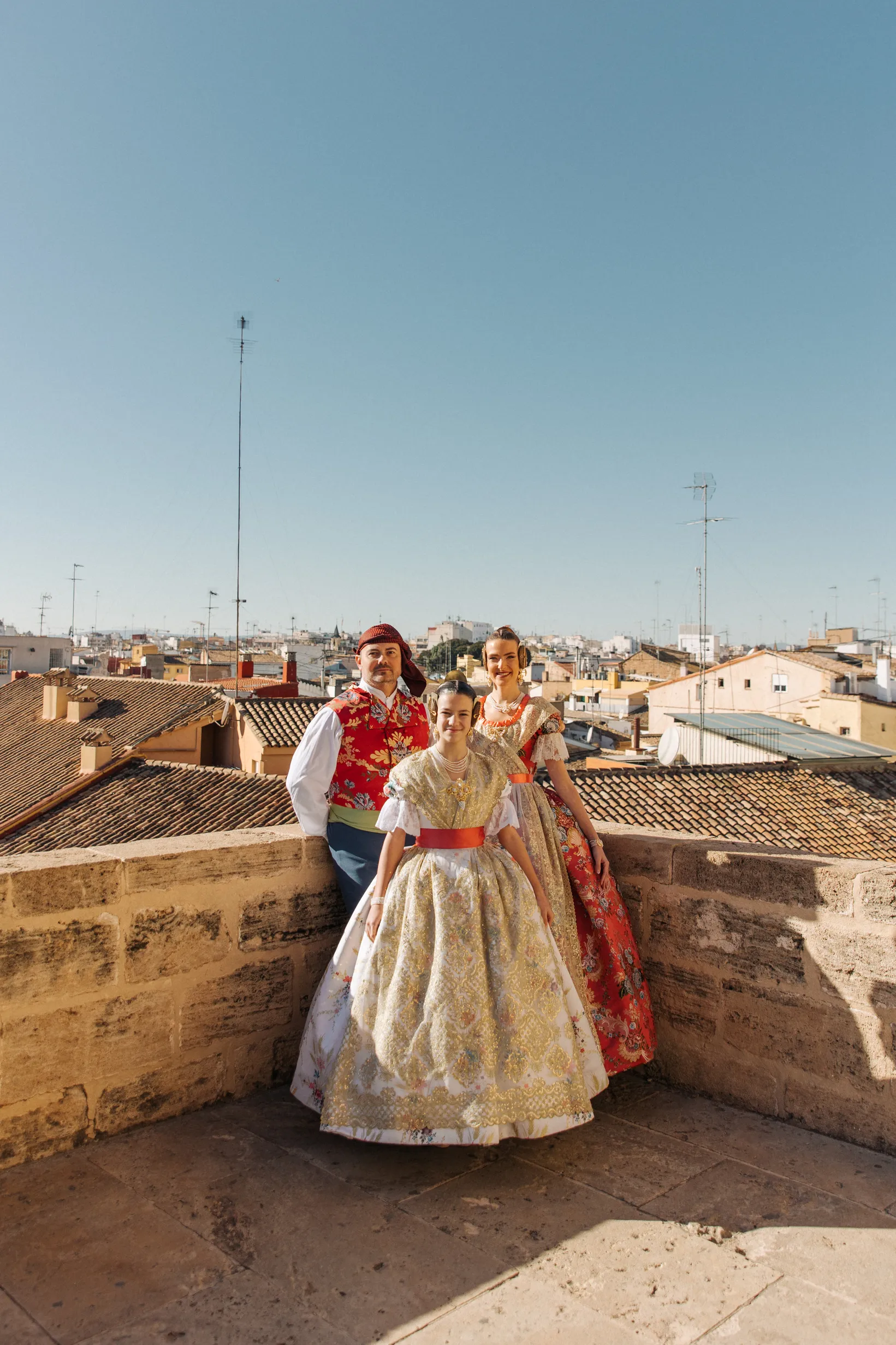 Representantes falleros sonrientes vestidos de fallero - Foto 15