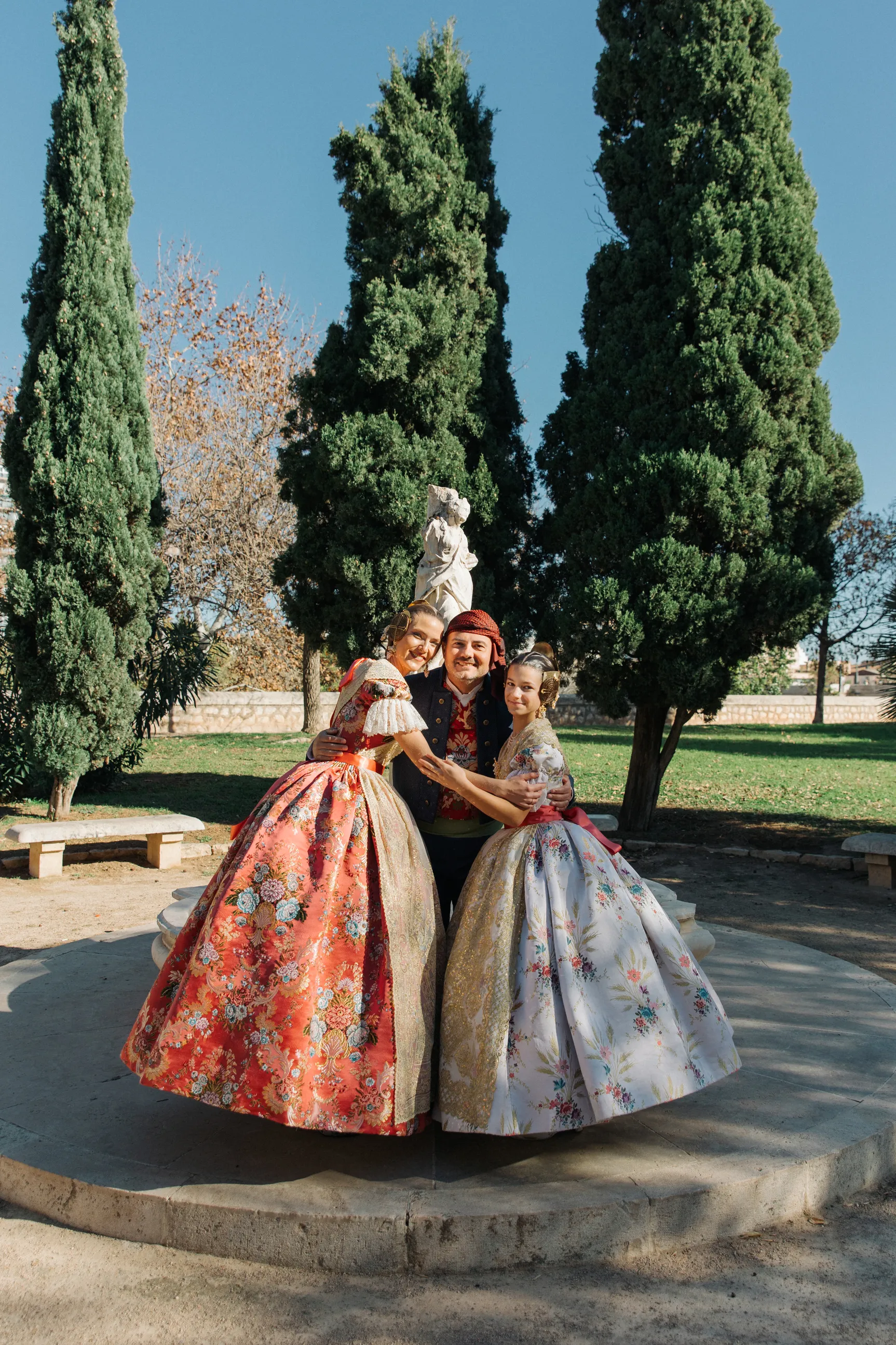 Representantes falleros sonrientes vestidos de fallero - Foto 43