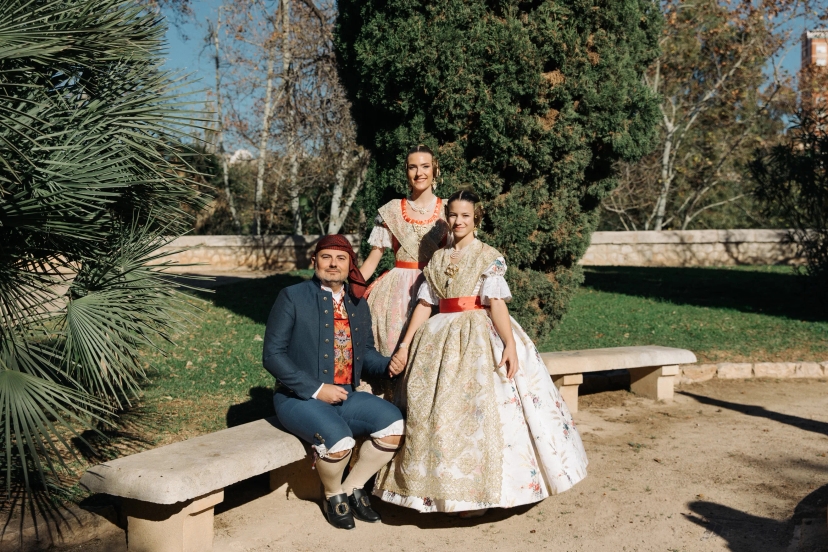 Representantes falleros sonrientes vestidos de fallero - Foto 44