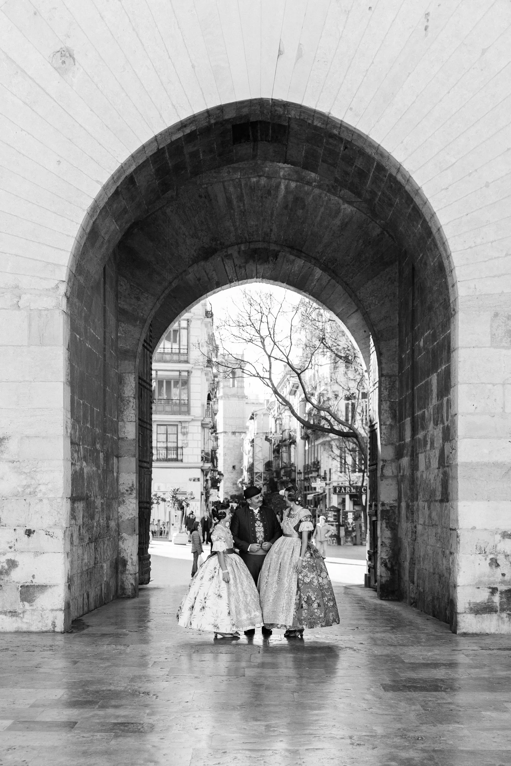 Representantes falleros sonrientes vestidos de fallero - Foto 5