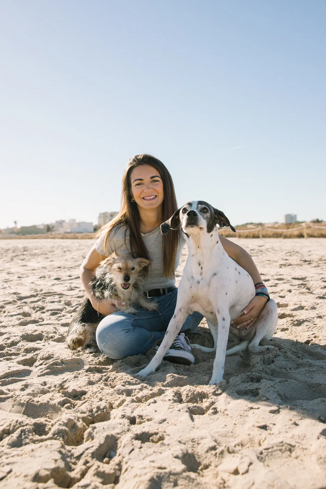 Chica con sus dos perros en la playa disfrutando de un buen momento - Foto 10