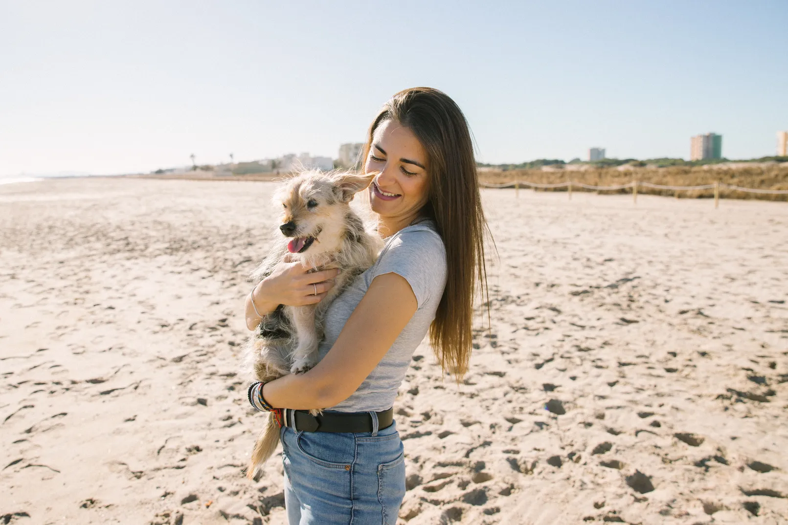 Chica con sus dos perros en la playa disfrutando de un buen momento - Foto 12