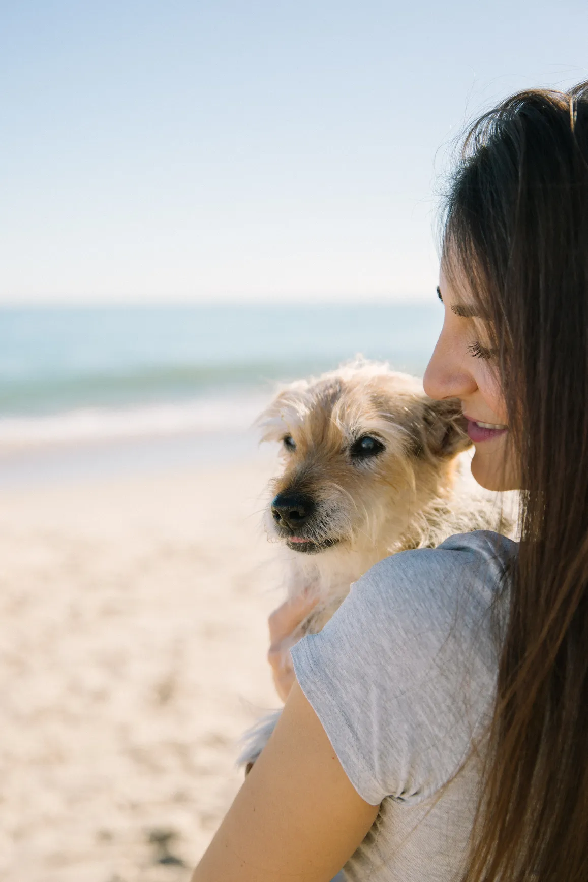 Chica con sus dos perros en la playa disfrutando de un buen momento - Foto 14