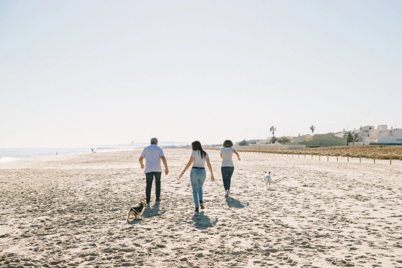 Chica con sus dos perros en la playa disfrutando de un buen momento - Foto 18