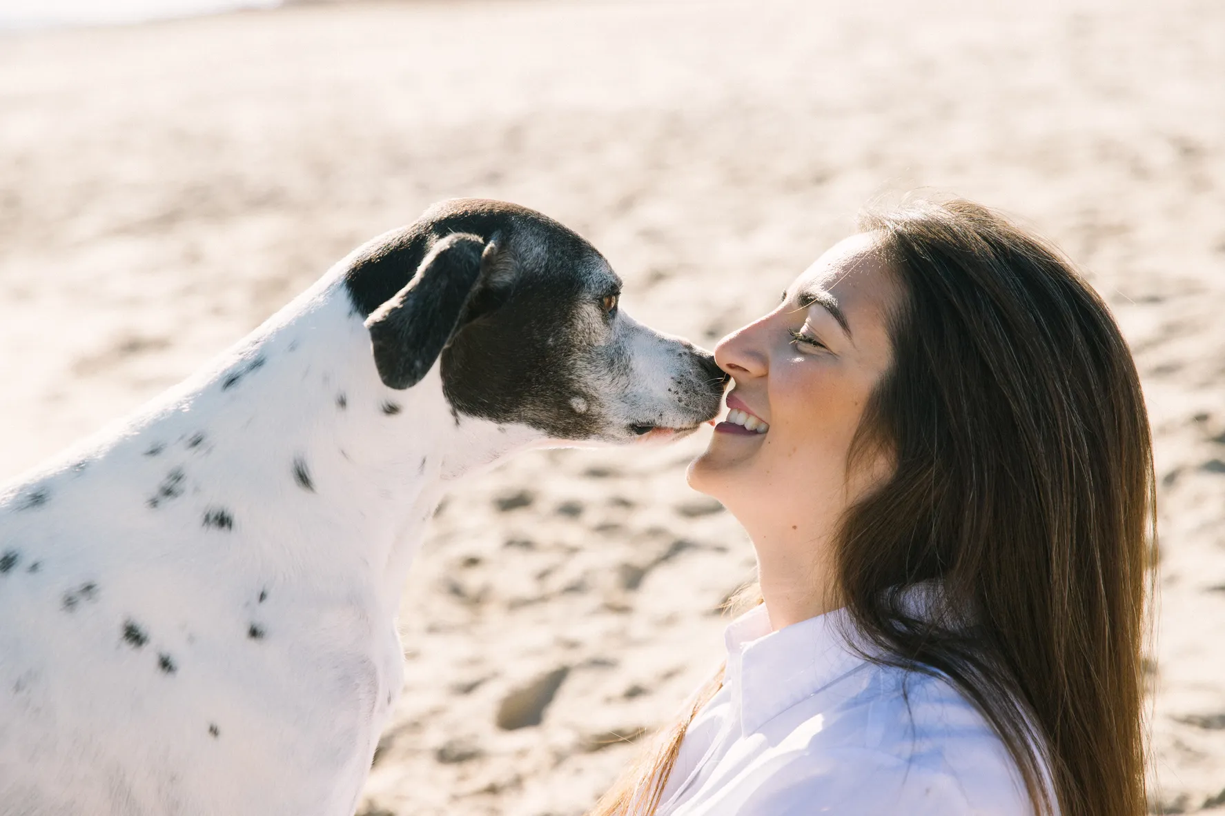 Chica con sus dos perros en la playa disfrutando de un buen momento - Foto 19