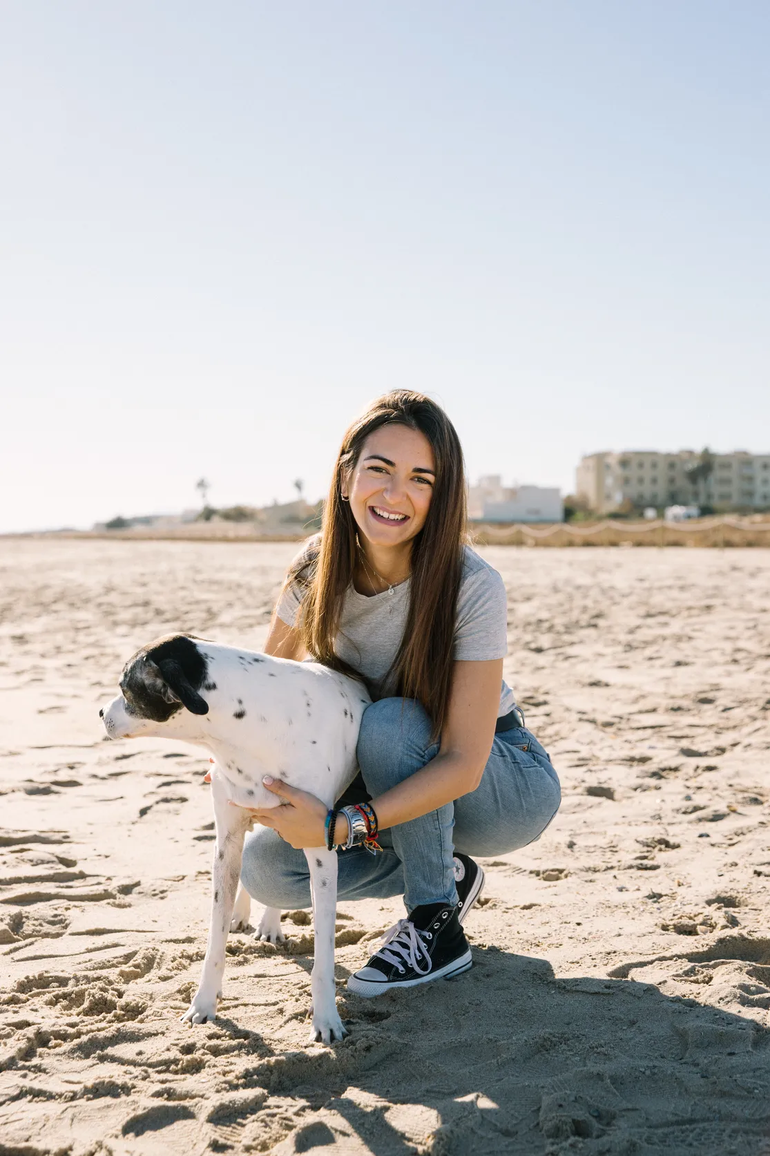 Chica con sus dos perros en la playa disfrutando de un buen momento - Foto 2