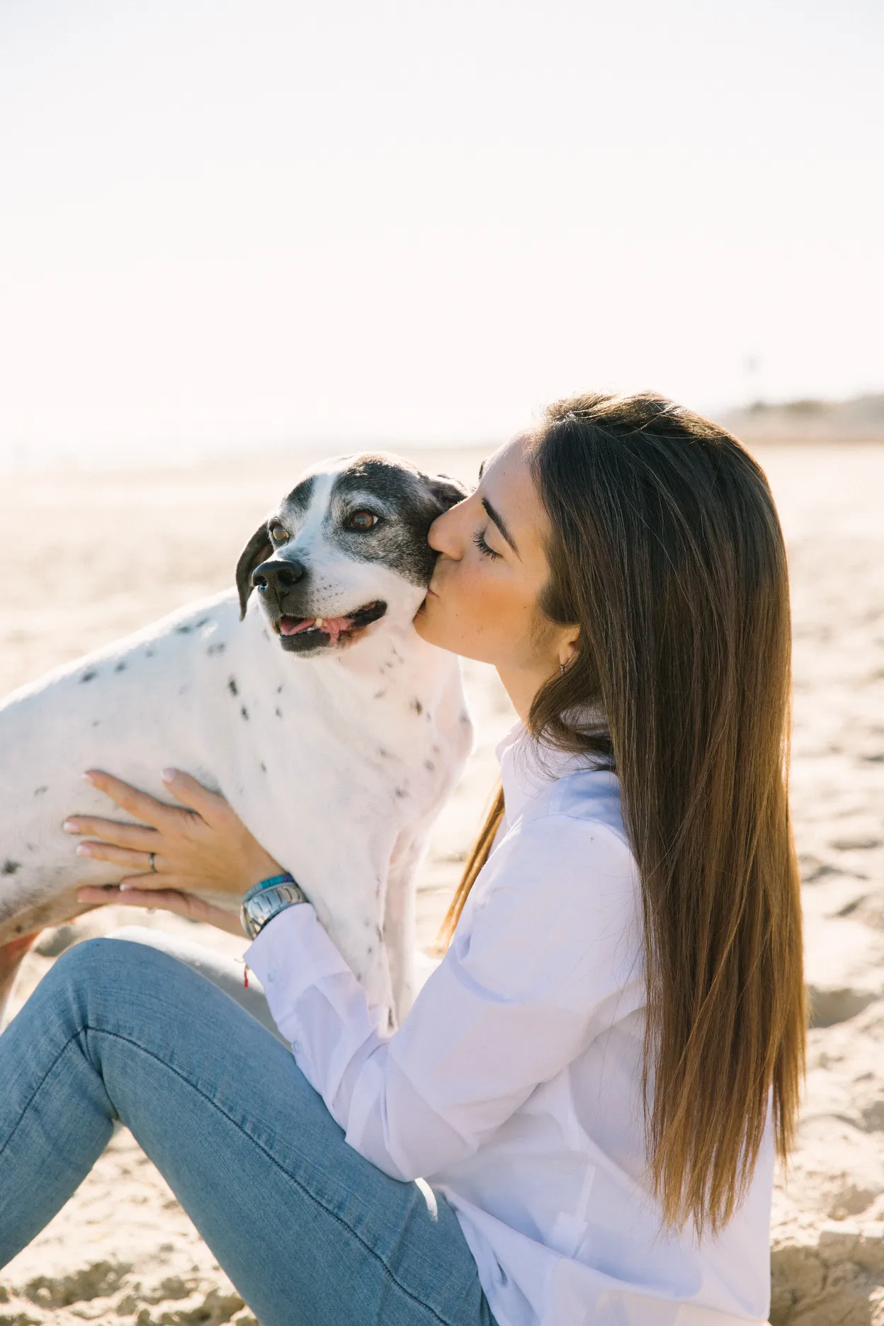 Chica con sus dos perros en la playa disfrutando de un buen momento - Foto 20