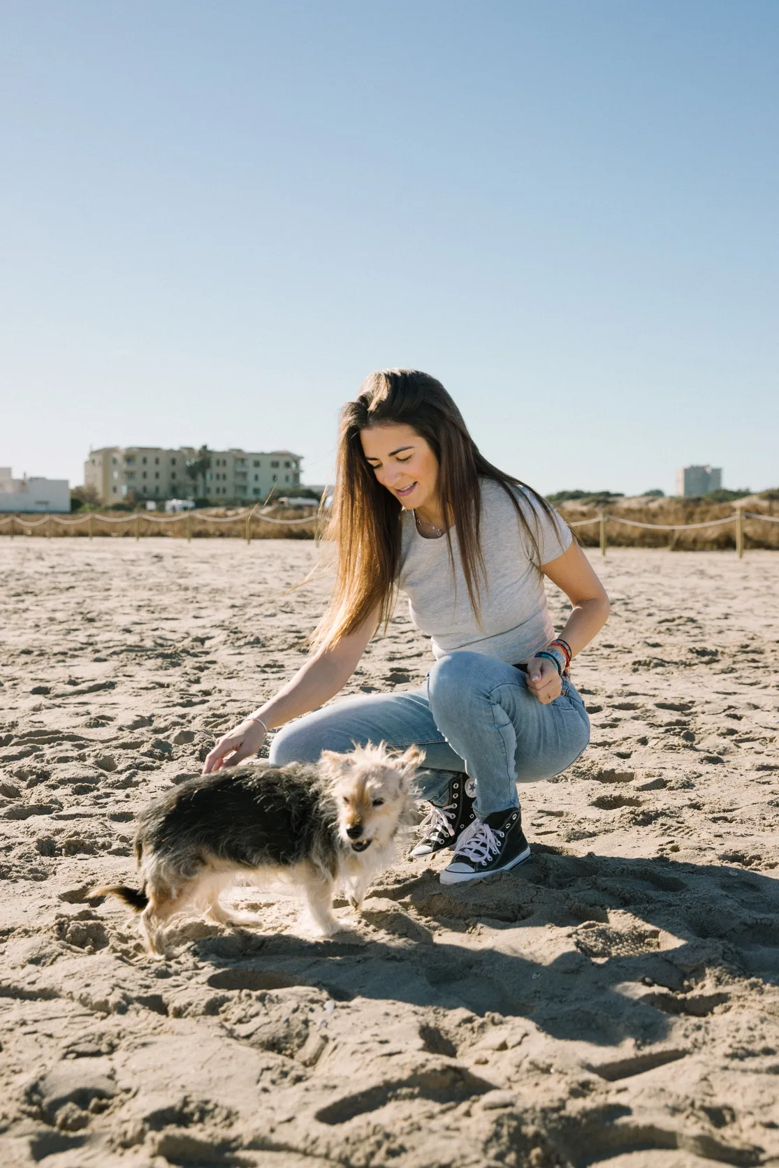 Chica con sus dos perros en la playa disfrutando de un buen momento - Foto 4