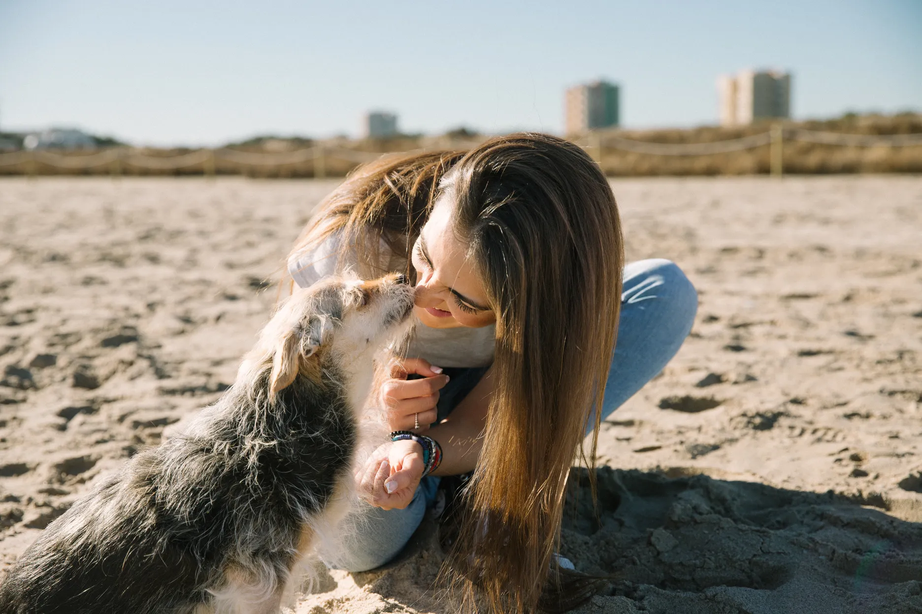 Chica con sus dos perros en la playa disfrutando de un buen momento - Foto 9