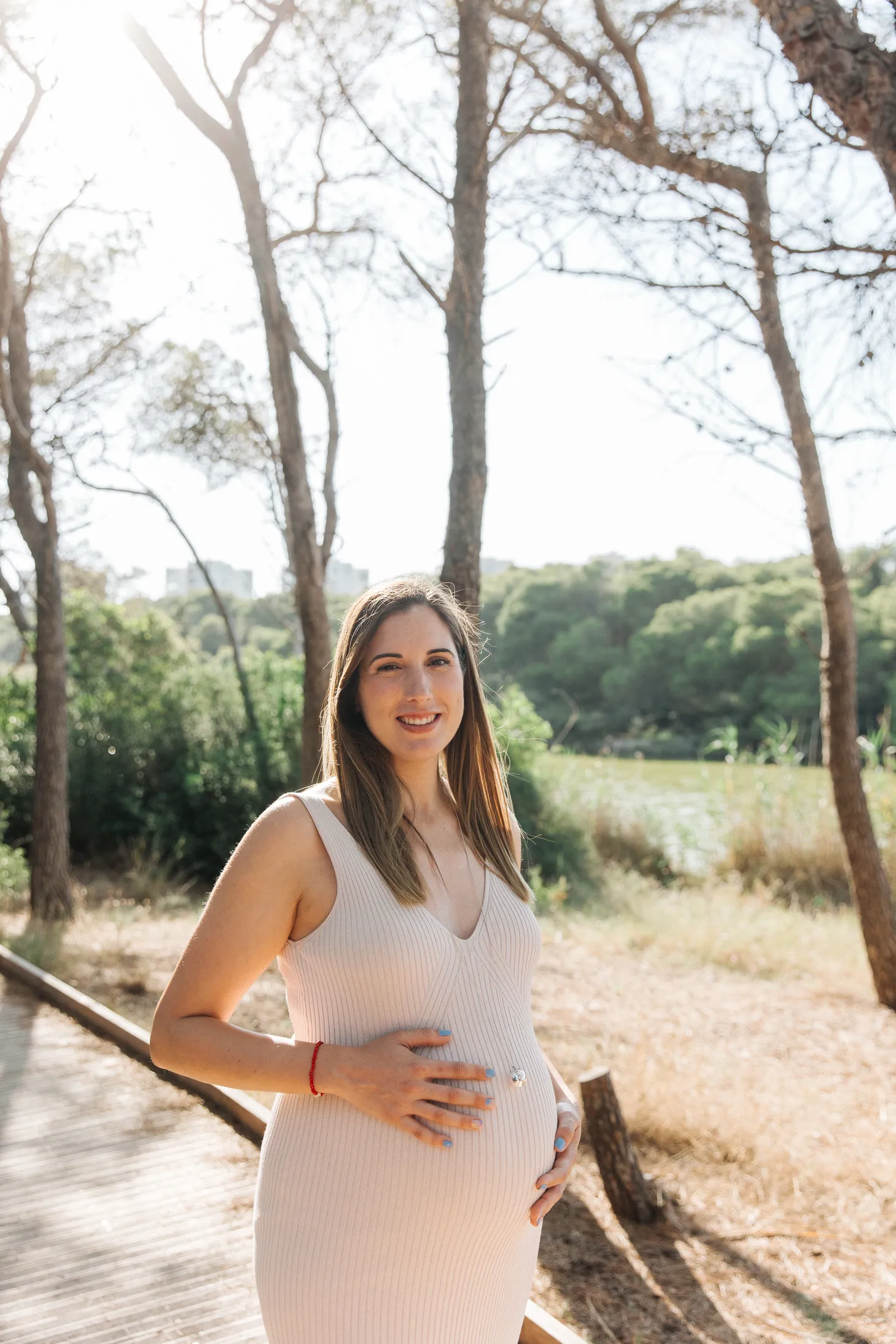 Pies de padres en la playa a la espera de que llegue el pequeño - Foto 11
