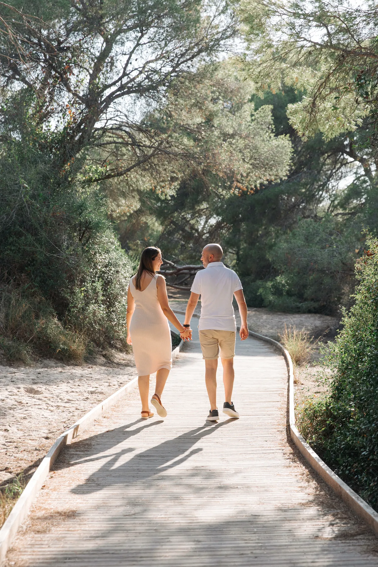 Pies de padres en la playa a la espera de que llegue el pequeño - Foto 17