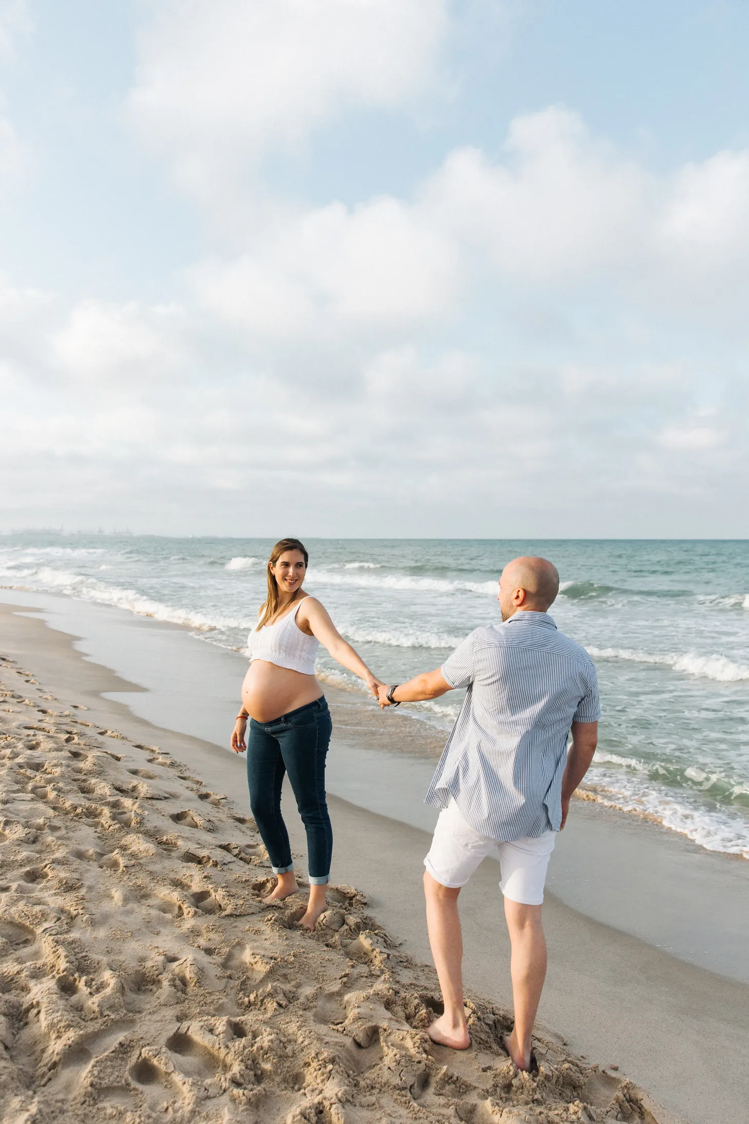 Pies de padres en la playa a la espera de que llegue el pequeño - Foto 25