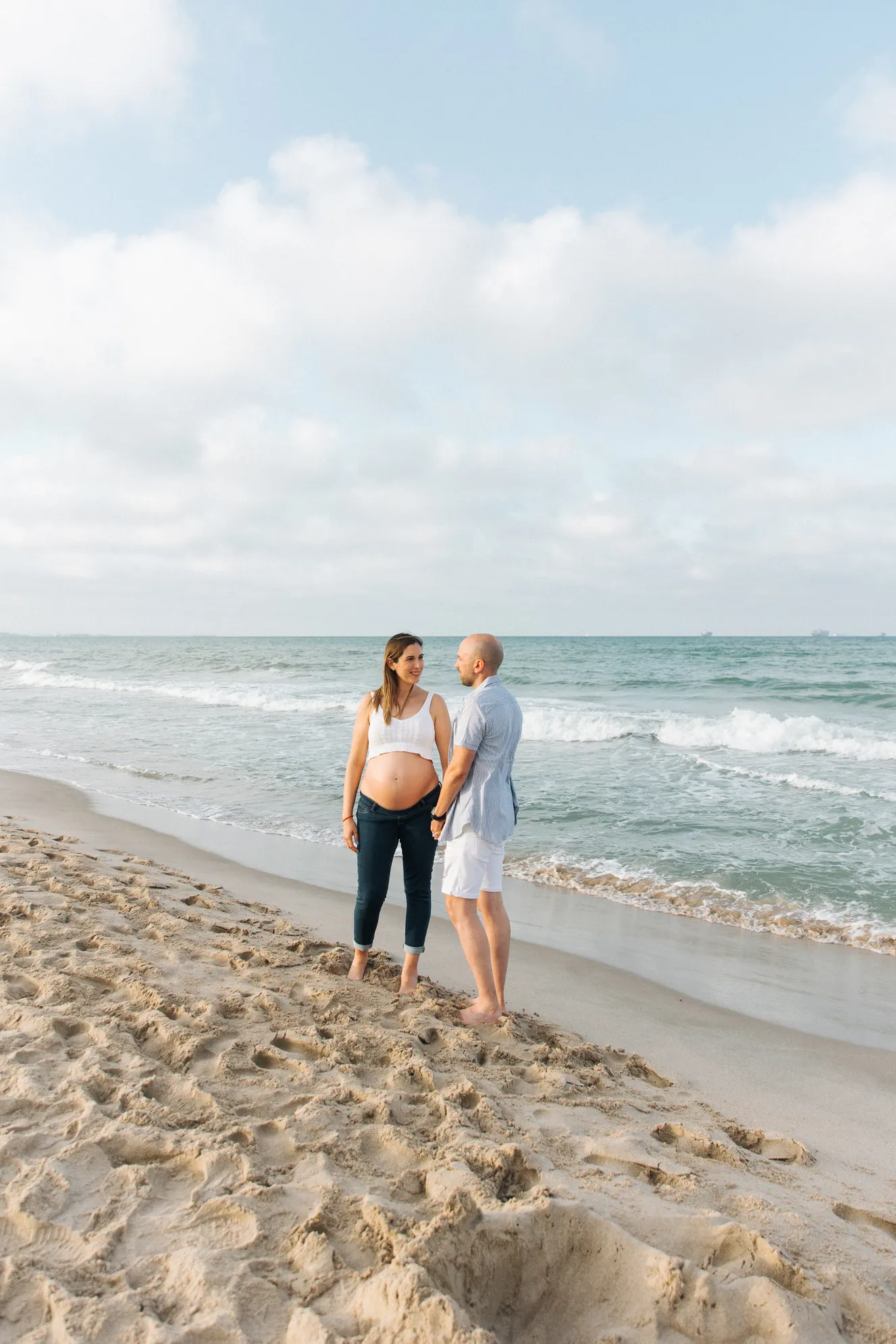 Pies de padres en la playa a la espera de que llegue el pequeño - Foto 26