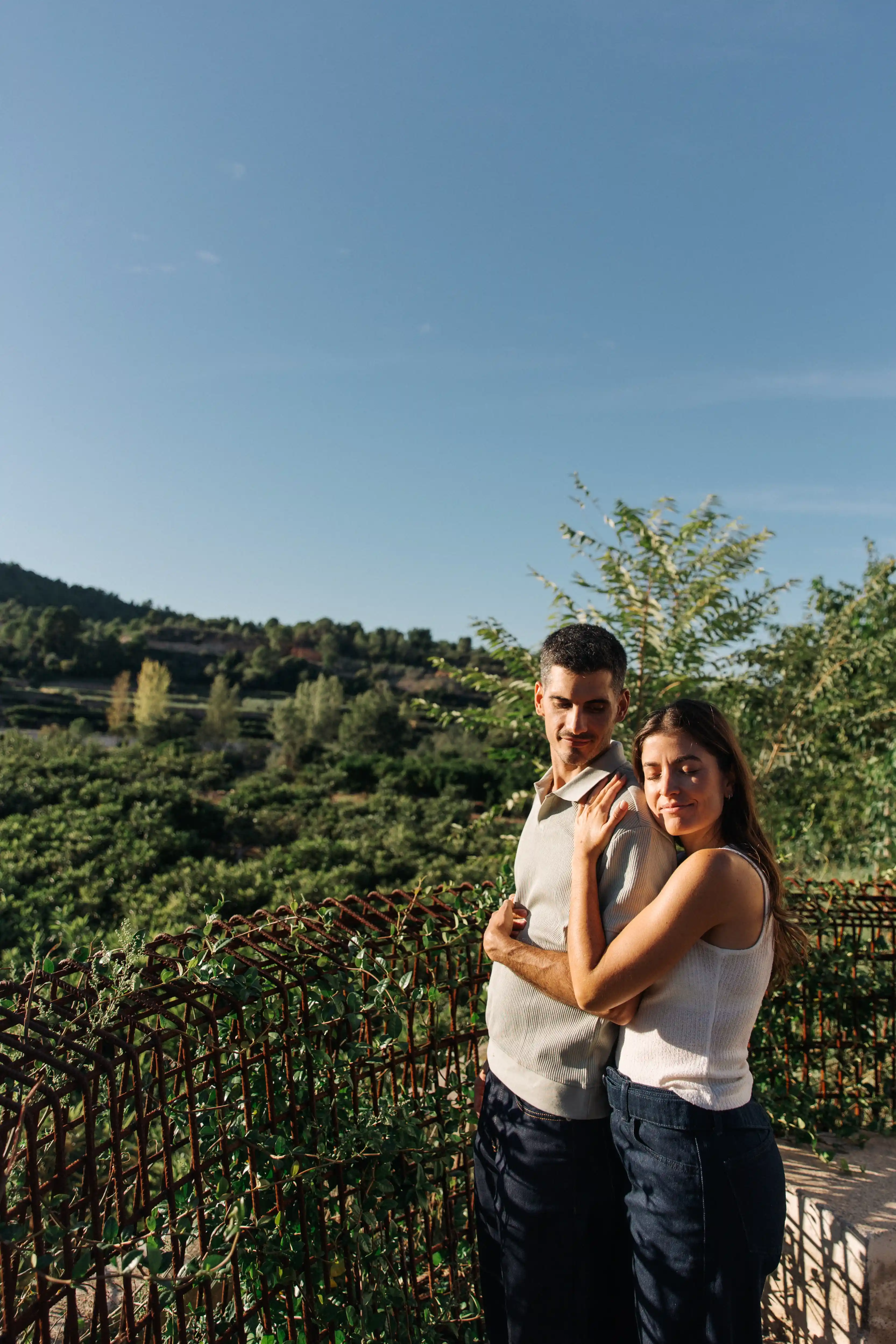 Prometidos abrazados junto a un árbol en Gaibiel - Foto 17