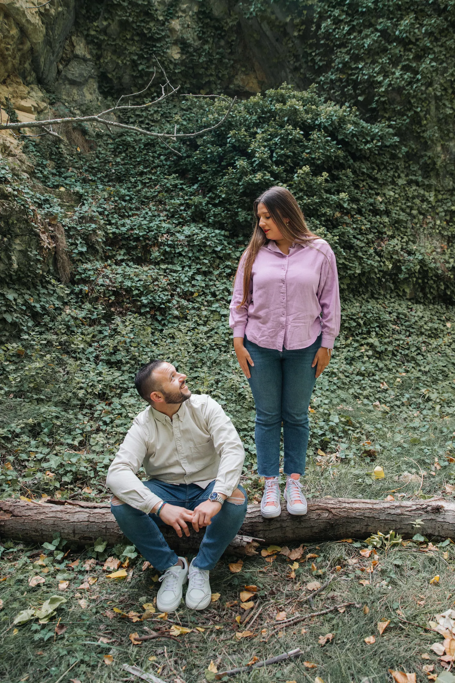 Prometidos abrazados junto a un árbol en Gaibiel - Foto 10
