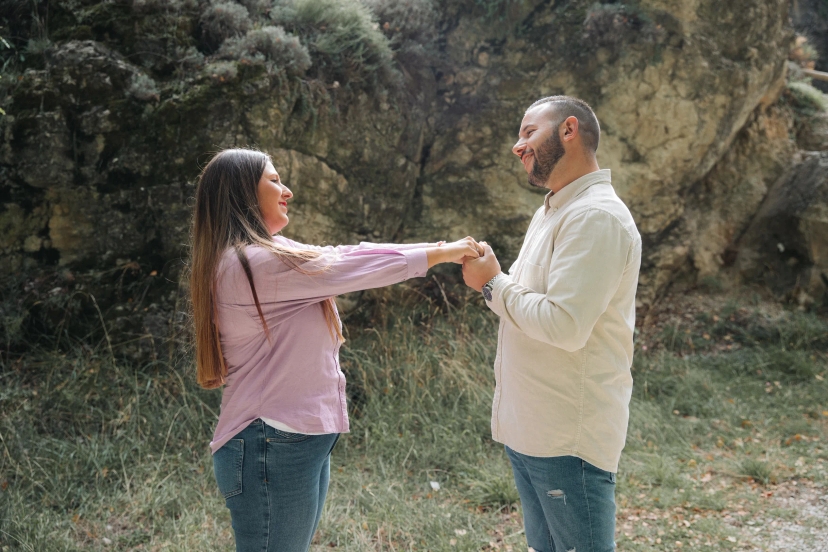 Prometidos abrazados junto a un árbol en Gaibiel - Foto 12