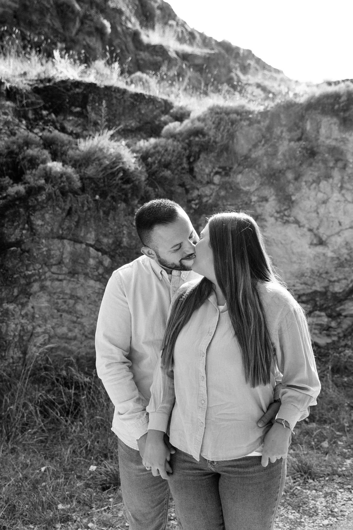 Prometidos abrazados junto a un árbol en Gaibiel - Foto 17